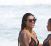Ludmilla e Brunna Gonçalves ficaram coladinhas em aparição na praia