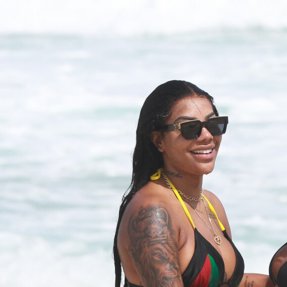 Ludmilla e Brunna Gonçalves ficaram coladinhas em aparição na praia