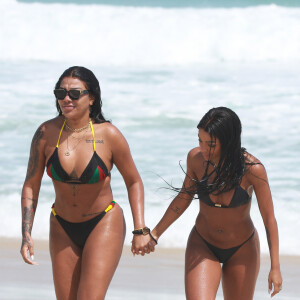 Ludmilla e Brunna Gonçalves apostaram em modelos ousados de biquíni em ida à praia