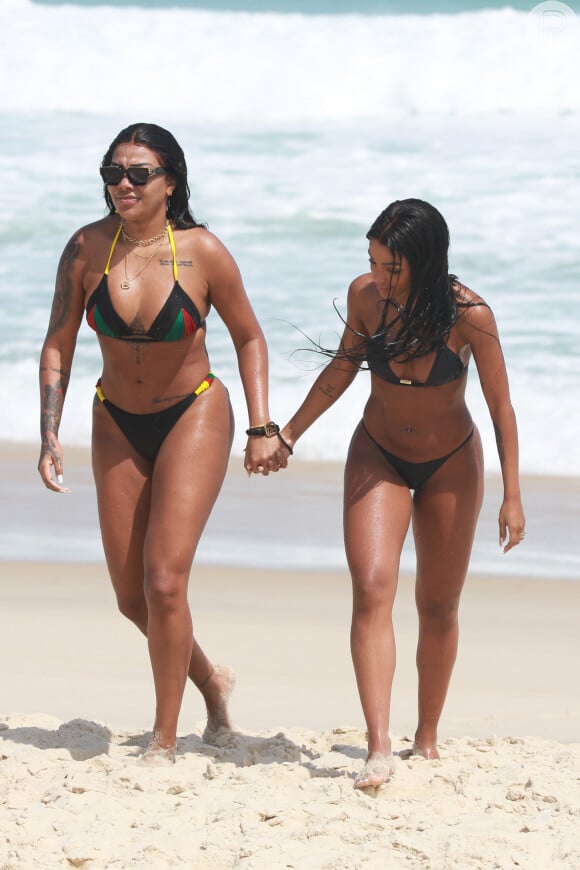 Ludmilla e Brunna Gonçalves apostaram em modelos ousados de biquíni em ida à praia