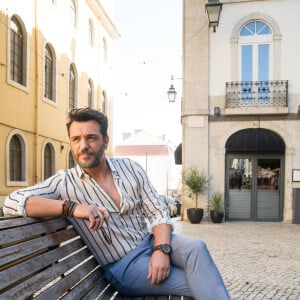 Moretti (Rodrigo Lombardi) convida Leonor (Vanessa Giácomo) para viajar a Portugal e se entender com Guida (Alessandra Negrini) na novela 'Travessia'