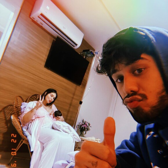 Virgínia Fonseca surge com a filha, Maria Flor, no colo em foto publicada por Zé Felipe