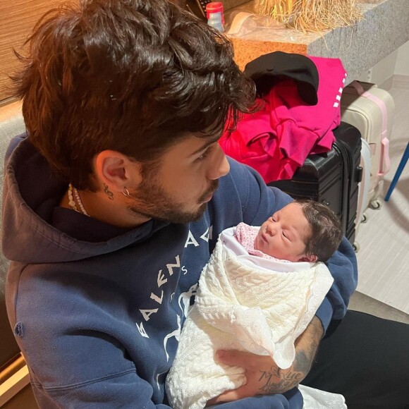 Zé Felipe com a segunda filha, Maria Flor: 'Com a nossa Florzinha. Obrigado, meu Deus, por essa família abençoada e blindada'