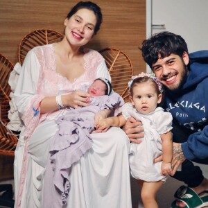 Virgínia Fonseca posa com Zé Felipe e as duas filhas ainda na maternidade
