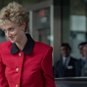 Quinta temporada da série 'The Crown' vai trazer vários looks icônicos de Princesa Diana (Elizabeth Debicki)