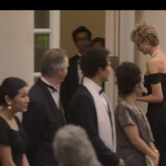 O vestido da vingança é uma das peças mais marcantes no armário icônico de Princesa Diana e vai reaparecer na quinta temporada de 'The Crown'