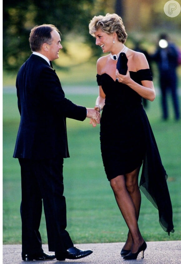 O vestido com decote ombro a ombro foi usado por Princesa Diana em 1994 e vai reaparecer na quinta temporada da série 'The Crown'