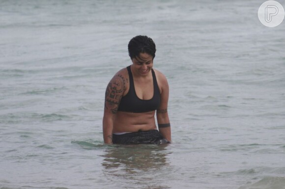 Thammy Miranda exibe barriguinha saliente em praia do Rio