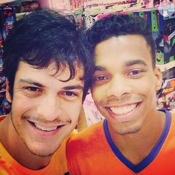 Mateus Solano defende selfie com fãs: 'Adiantou muito a nossa vida'
