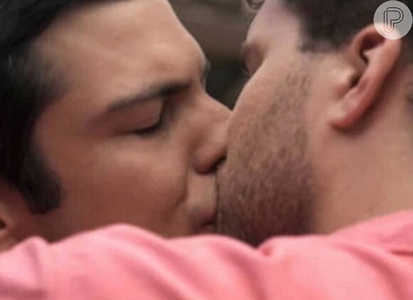 Mateus Solano e Thiago Fragoso protagonizaram o primeiro beijo gay entre homens da teledramaturgia brasileira no último capítulo da novela 'Amor à Vida'