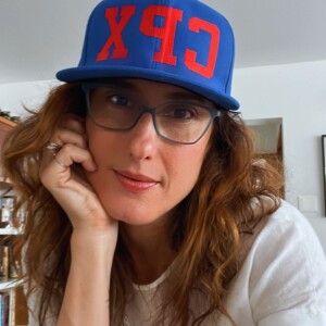 Paola Carosella posa com boné do Complexo do Alemão em apoio a Lula
