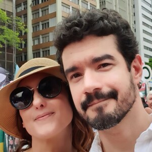 Paola Carosella e Manuel Sá posam juntos na Paulista