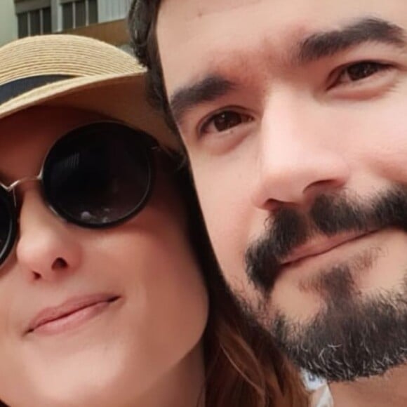Paola Carosella posa com o novo namorado durante ato pró-Lula na Avenida Paulista, em 29 de outubro de 2022