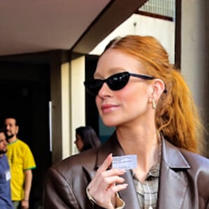 Marina Ruy Barbosa usou uma camisa xadrez por baixo e um blazer de couro