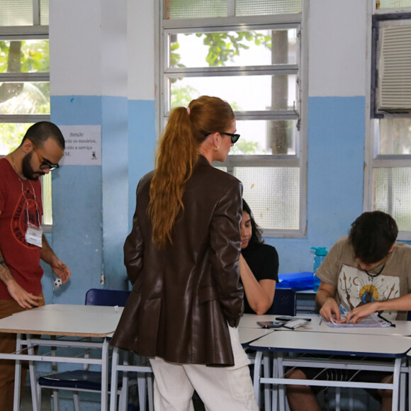 Marina Ruy Barbosa não tirou os óculos escuros para votar