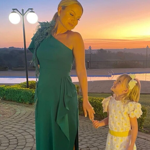 Eliana sofreu críticas na web por fantasiar a filha para Halloween