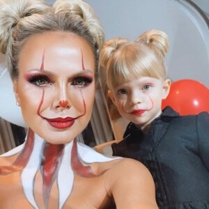 Eliana e a filha combinaram maquiagem inspirada no filme de terror 'It – A Coisa'