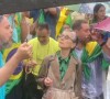 Cássia Kis se ajoelhou e rezou o Pai Nosso em manifestação antidemocrática