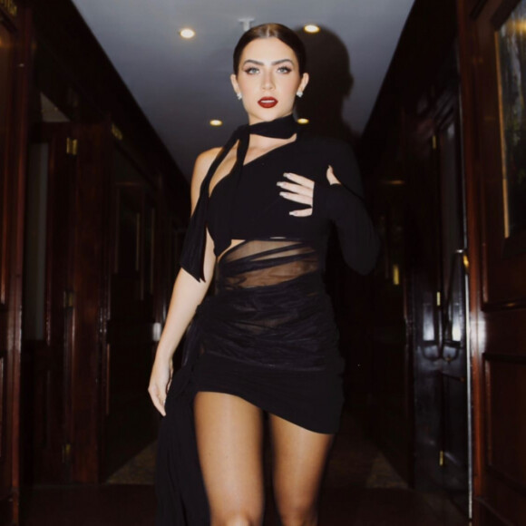 Jade Picon usou look curto e com transparência para premiação no Rio de Janeiro