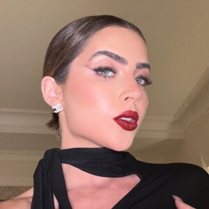 Jade Picon postou maquiagem em detalhes: batom vinho foi destaque da beleza da atriz