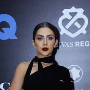 Jade Picon combinou vestido curto com transparência e amarrações à meia-calça