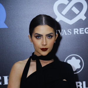 Jade Picon usou o cabelo preso com risca central no topo da cabeça