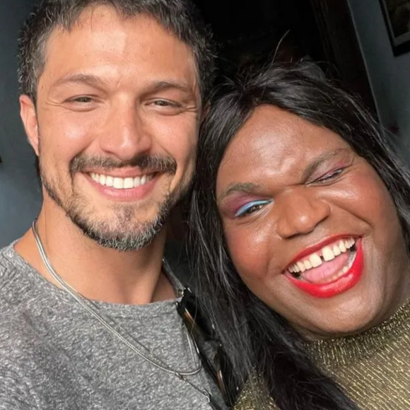 Atriz que filmou Chay Suede tirou foto com parte do elenco