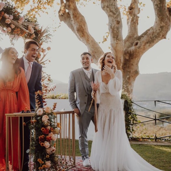 Fernanda Rodrigues deixou de lado um buquê de noiva tradicional e apostou na beleza de uma única protea