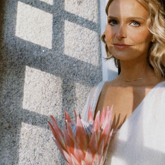 Buquê de noiva de Fernanda Rodrigues teve apenas uma flor: a protea