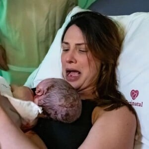 Camila Rodrigues se emocionou com imagens do parto do filho