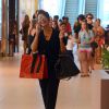 Juliana Paes passeia após fazer compras em shopping no Rio de Janeiro