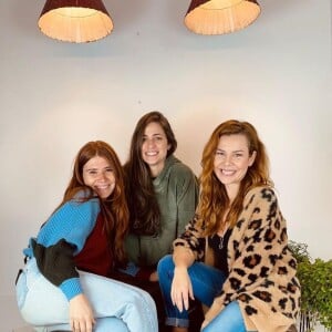 Fernanda Souza e Eduarda Porto posam com a amiga, a atriz Mariah de Moraes, em rara foto