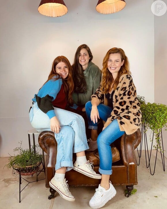 Fernanda Souza e Eduarda Porto posam com a amiga, a atriz Mariah de Moraes, em rara foto