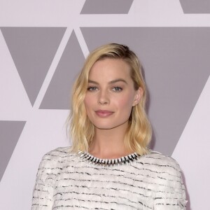 Dias depois, Margot Robbie teria sido vista chorando na porta da casa de Cara Delevigne