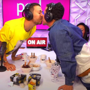 Carlinhos Maia e Lucas Guimarães trocam selinhos em podcast