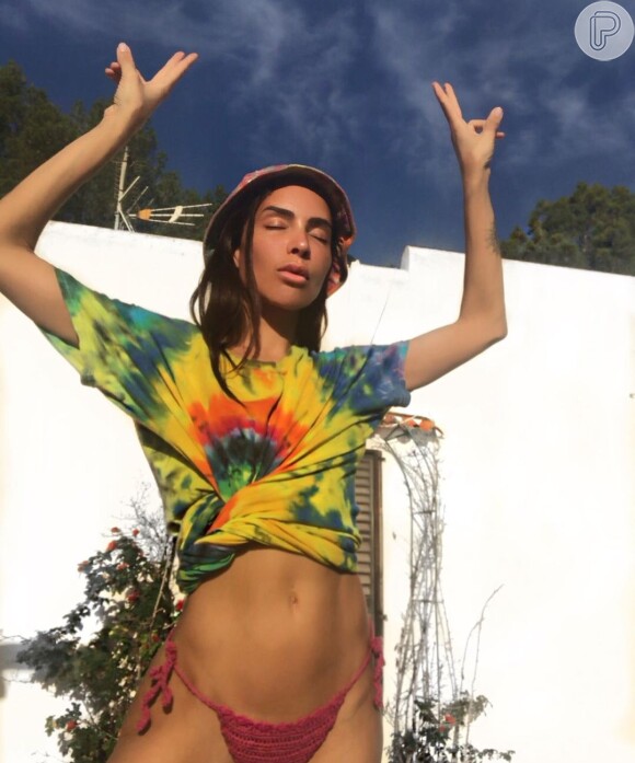 Tie-dye e crochê se combinaram nesse look de praia usado por Ines Rau