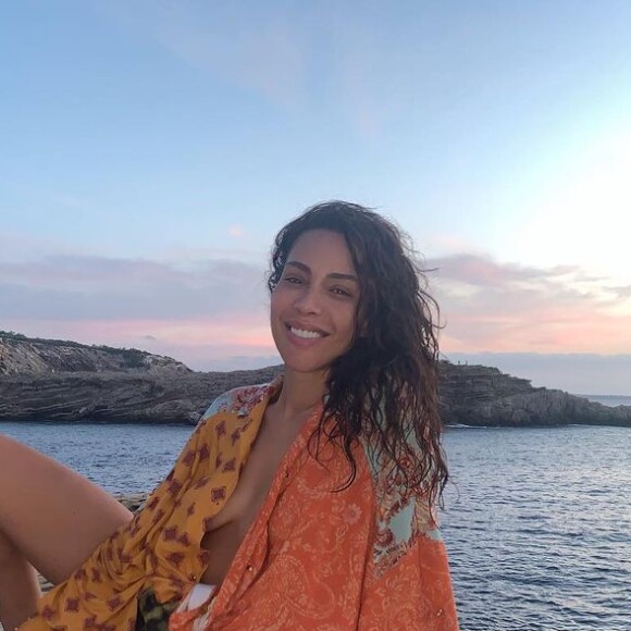 A modelo Ines Rau é fã de produções descomplicadas em moda praia: ela ama peças mais amplas e estampadas