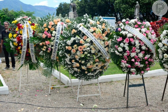 Velório de Isabel Salgado teve múltiplas coroas de flores como homenagem