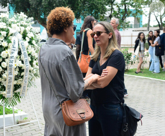 Fabi Alvim, ex-jogadora de vôlei, se emocionou no velório de Isabel Salgado