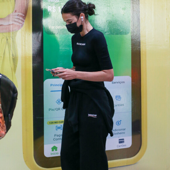 Bruna Marquezine preferiu um look confortável e neutro para viajar em Rio de Janeiro