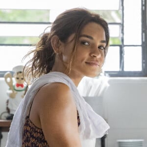 Oto (Romulo Estrela) preocupa Brisa (Lucy Alves) com revelação de viagem para Portugal na novela 'Travessia': 'Não tá achando que eu tô fugindo de você não, tá?'