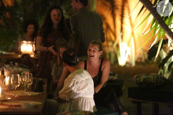 Kate Moss janta com a filha, Lila, e com amigos em restaurante de Trancoso, na Bahia 