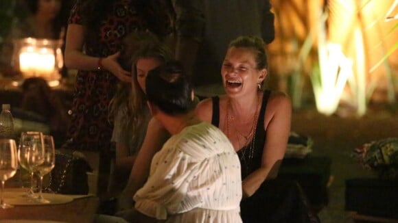 Kate Moss janta com a família em restaurante de Trancoso, na Bahia