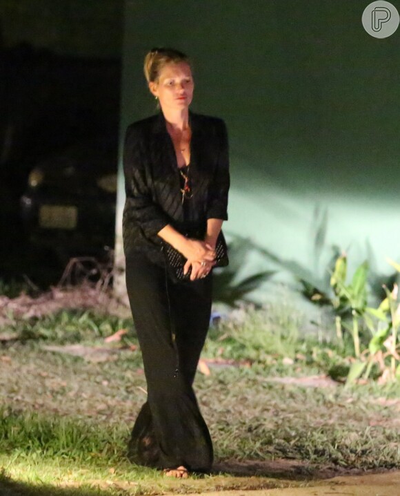 Kate Moss escolhe look total black para jantar em Trancoso 