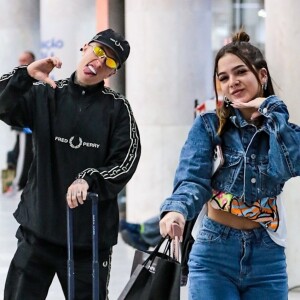 Mel Maia e MC Daniel fizeram graça ao desembarcar em aeroporto no Rio de Janeiro