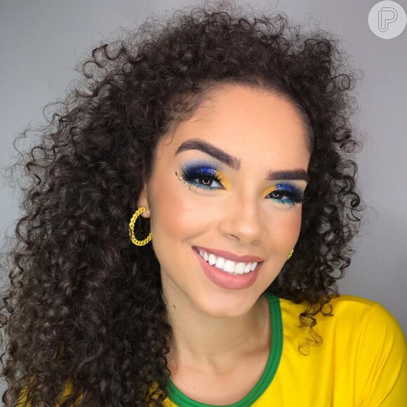 Maquiagem com strass para usar na torcida pela Copa do Mundo: amarelo e azul se combinam nesse visual
