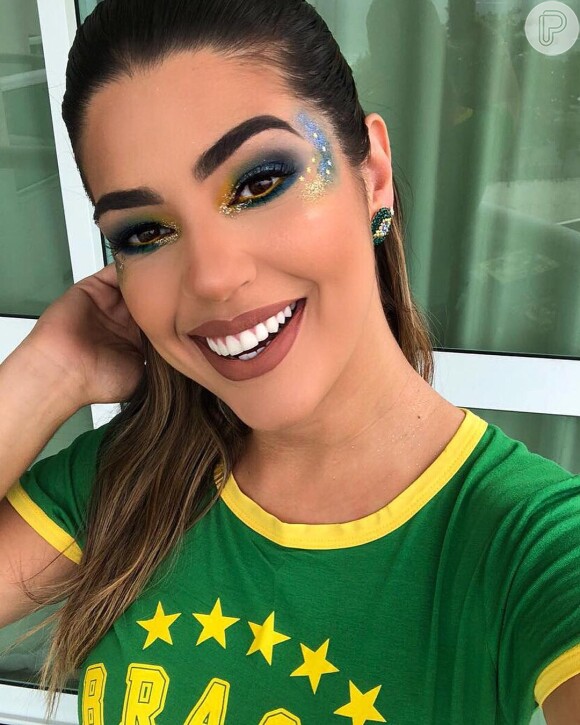 Maquiagem com glitter para Copa do Mundo: essa opção tem sombra bem marcada e brilho na lateral