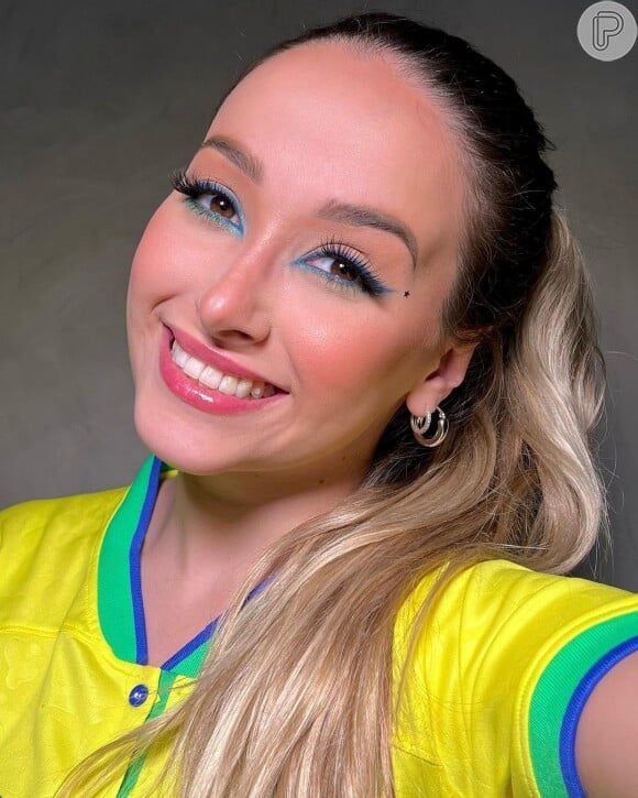 Maquiagem simples para usar Copa do Mundo: tom suave de azul é destaque dessa beauté