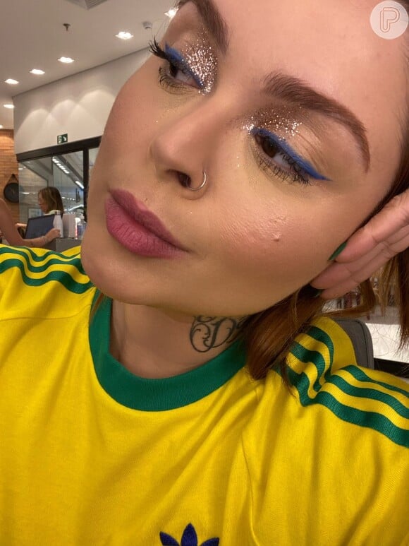 Maquiagem para usar na Copa do Mundo: essa opção combina glitter e delineado azul