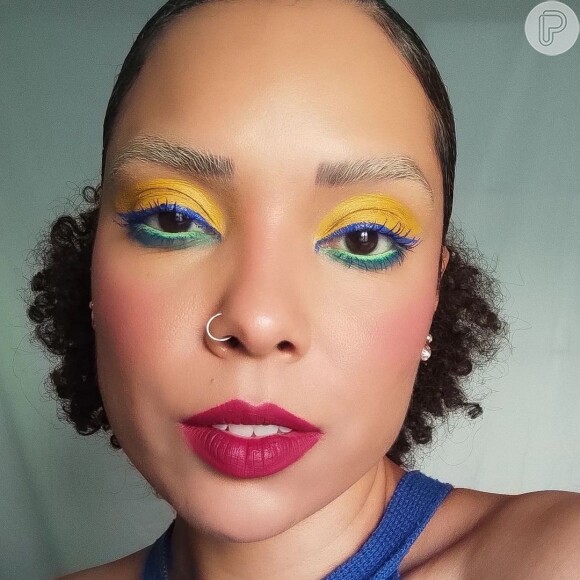 Maquiagem para Copa do Mundo: tons vibrantes de amarelo, azul e verde se combinaram nesse visual